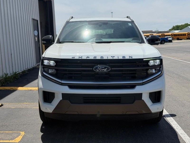Ford Expedition Max Vehicle Full-screen Gallery Image 6