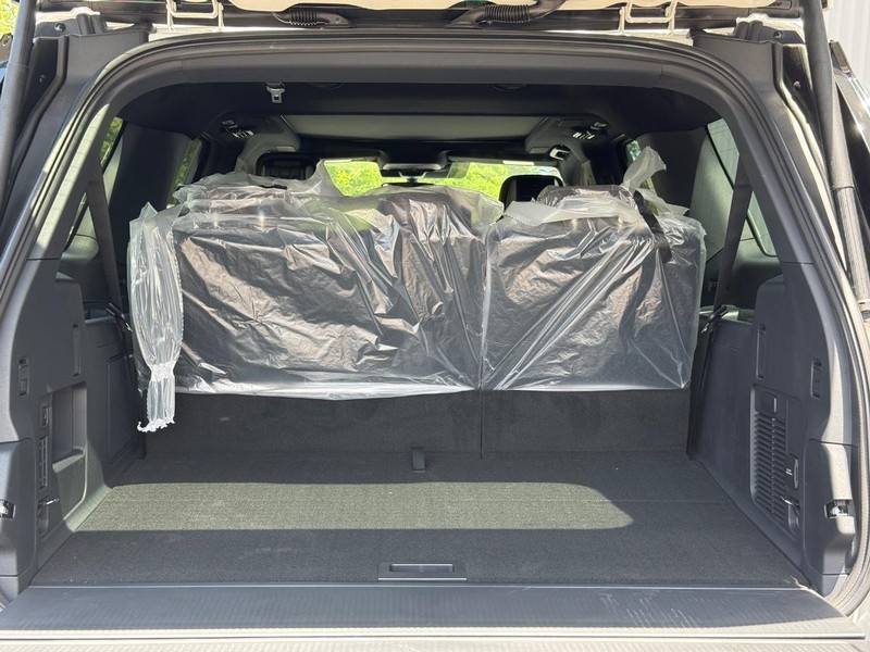 Ford Expedition Max Vehicle Full-screen Gallery Image 8