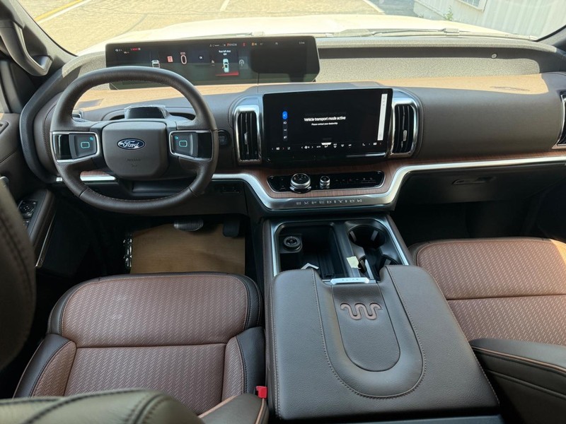 Ford Expedition Max Vehicle Full-screen Gallery Image 9