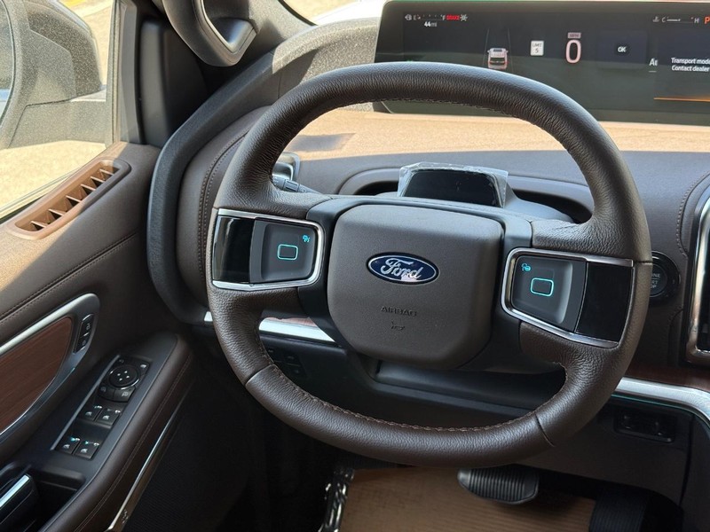 Ford Expedition Max Vehicle Full-screen Gallery Image 12