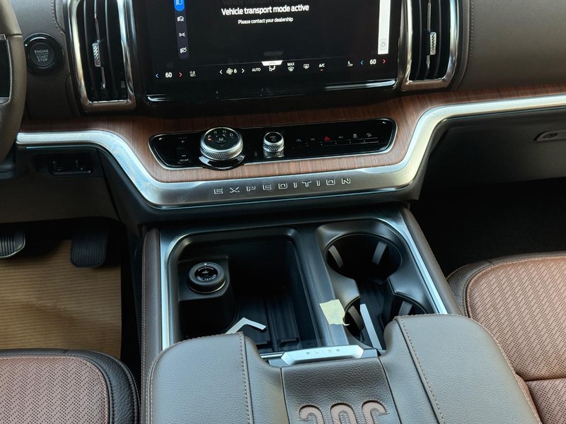 Ford Expedition Max Vehicle Full-screen Gallery Image 13