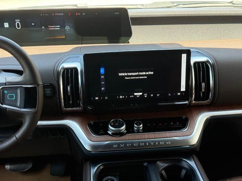 Ford Expedition Max Vehicle Full-screen Gallery Image 14