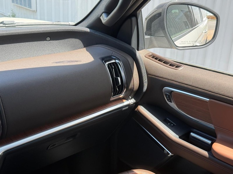 Ford Expedition Max Vehicle Full-screen Gallery Image 16