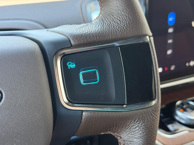 Ford Expedition Max Vehicle Full-screen Gallery Image 19