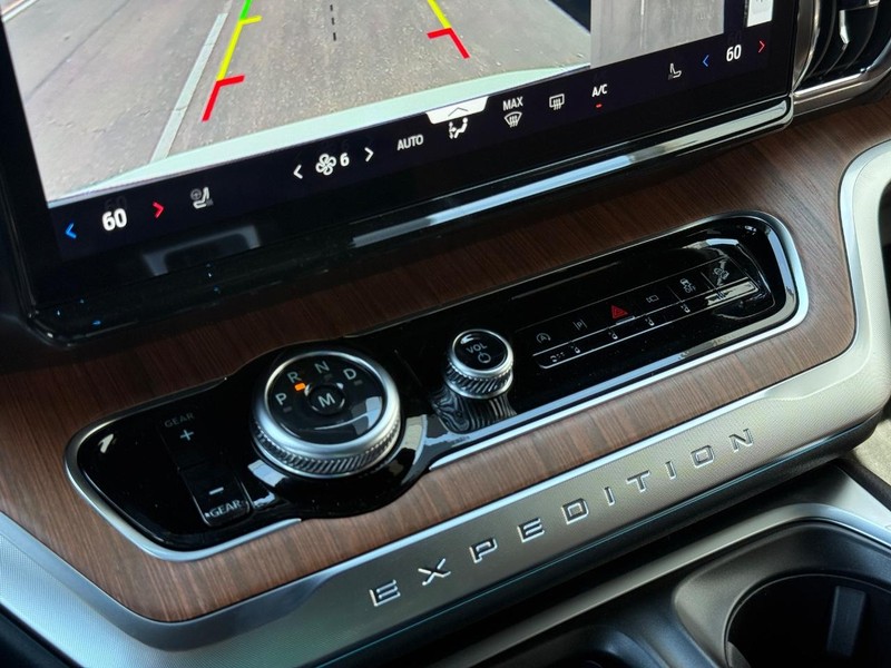 Ford Expedition Max Vehicle Full-screen Gallery Image 22