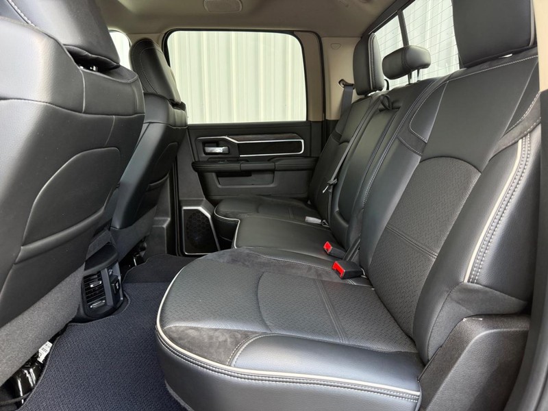 Ram 3500 Vehicle Full-screen Gallery Image 8