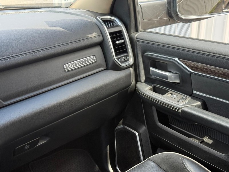 Ram 3500 Vehicle Full-screen Gallery Image 14