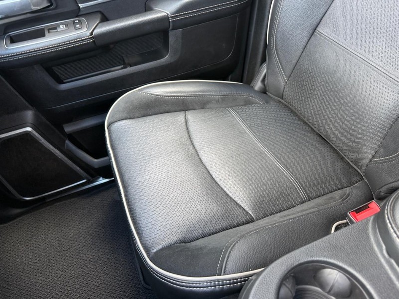 Ram 3500 Vehicle Full-screen Gallery Image 18