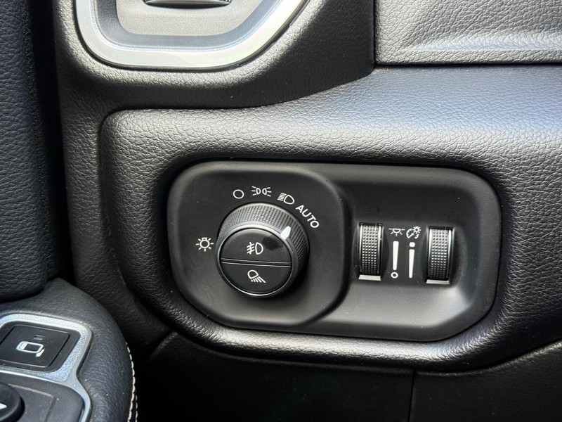 Ram 3500 Vehicle Full-screen Gallery Image 21