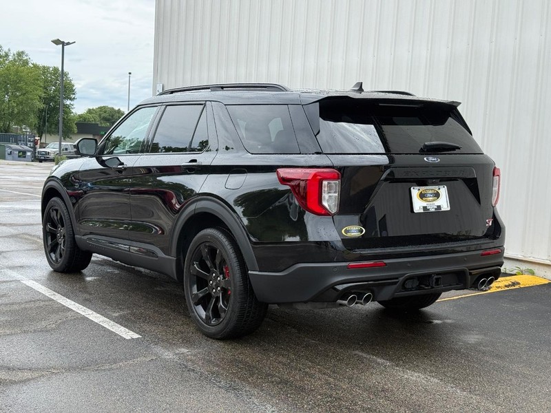 Ford Explorer Vehicle Full-screen Gallery Image 3