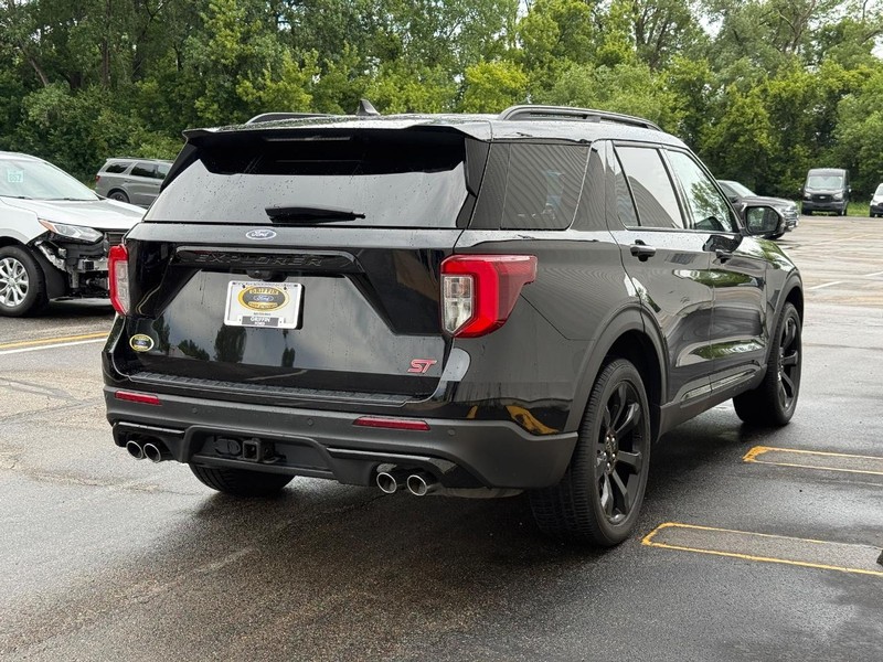 Ford Explorer Vehicle Full-screen Gallery Image 4
