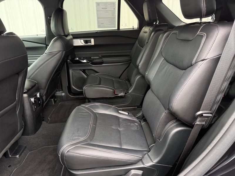 Ford Explorer Vehicle Full-screen Gallery Image 7