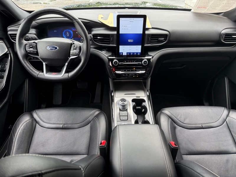 Ford Explorer Vehicle Full-screen Gallery Image 11