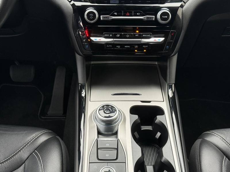 Ford Explorer Vehicle Full-screen Gallery Image 13
