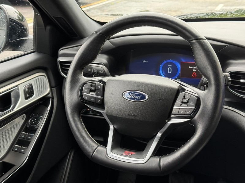 Ford Explorer Vehicle Full-screen Gallery Image 14
