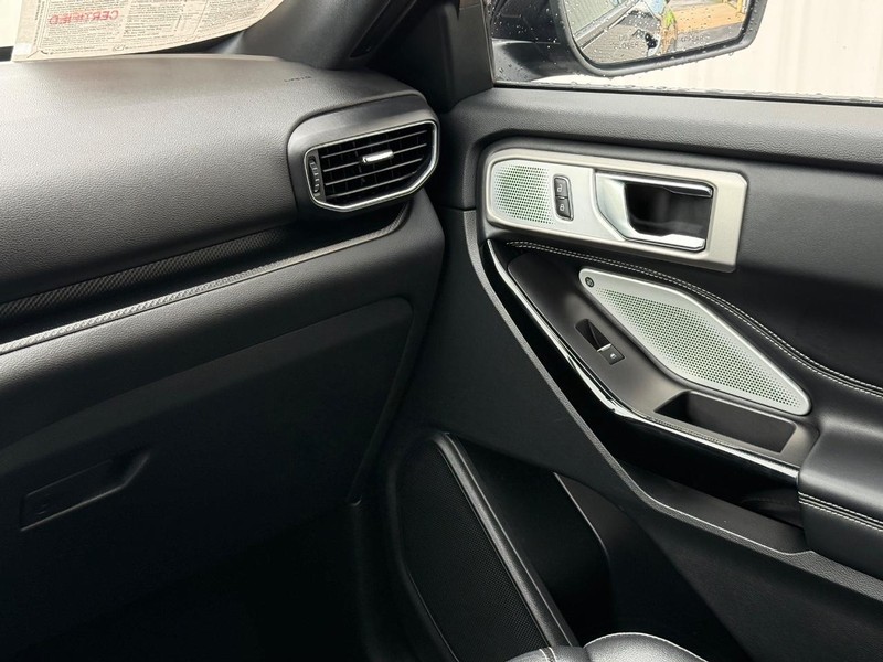 Ford Explorer Vehicle Full-screen Gallery Image 15