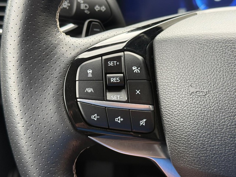 Ford Explorer Vehicle Full-screen Gallery Image 16