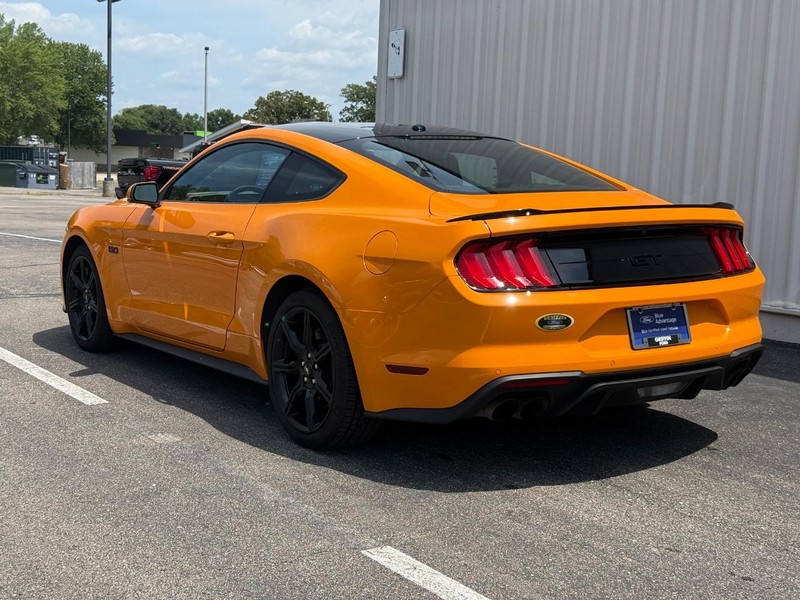 Ford Mustang Vehicle Full-screen Gallery Image 3