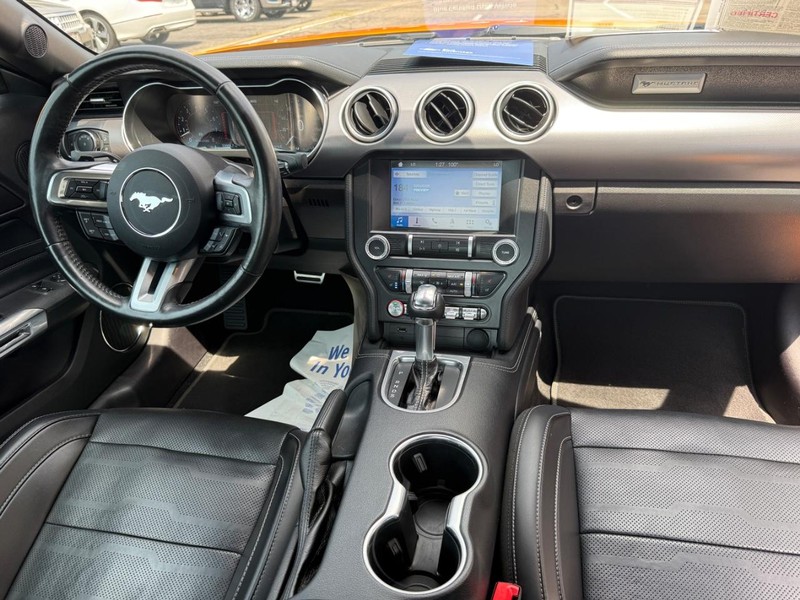 Ford Mustang Vehicle Full-screen Gallery Image 10