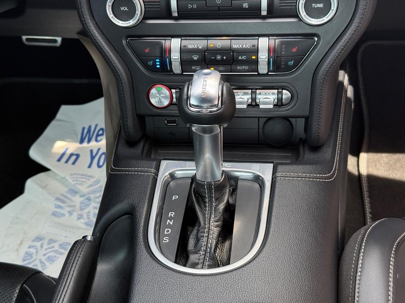 Ford Mustang Vehicle Full-screen Gallery Image 12
