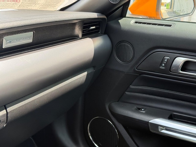 Ford Mustang Vehicle Full-screen Gallery Image 14