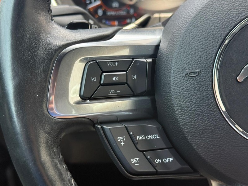 Ford Mustang Vehicle Full-screen Gallery Image 15