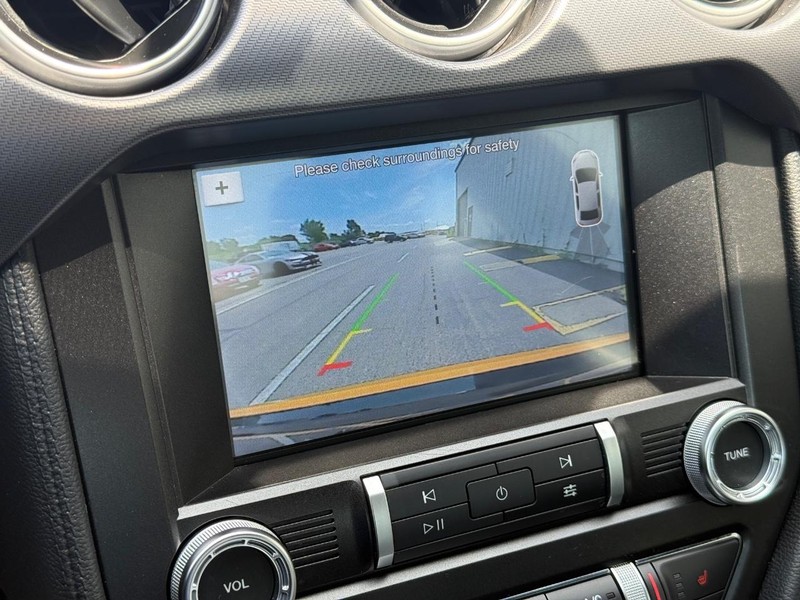 Ford Mustang Vehicle Full-screen Gallery Image 18