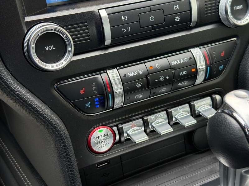 Ford Mustang Vehicle Full-screen Gallery Image 19