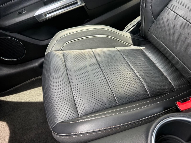 Ford Mustang Vehicle Full-screen Gallery Image 20