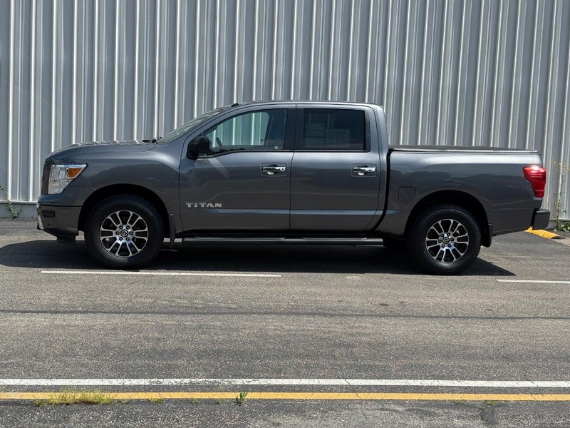 Nissan Titan Vehicle Full-screen Gallery Image 2