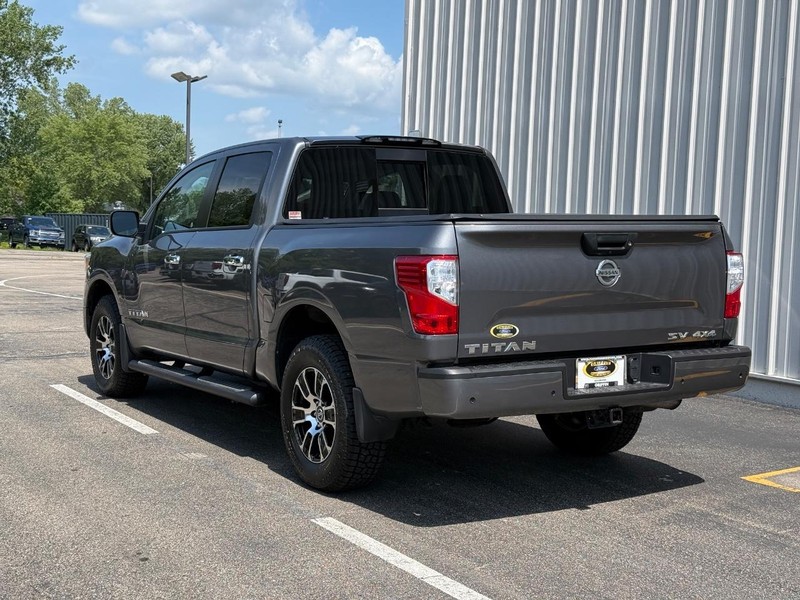 Nissan Titan Vehicle Full-screen Gallery Image 3