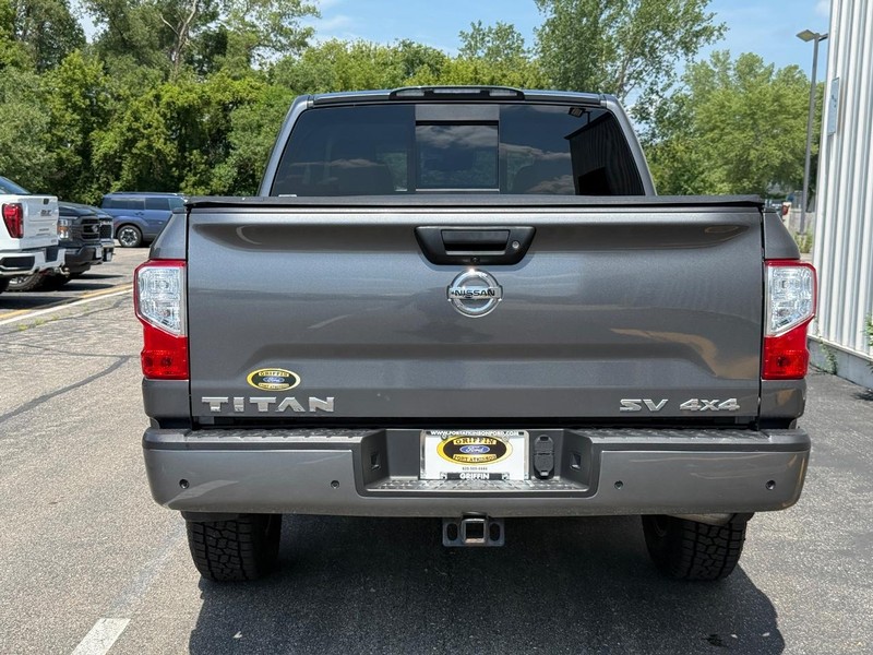 Nissan Titan Vehicle Full-screen Gallery Image 4