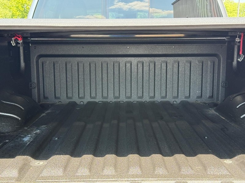 Nissan Titan Vehicle Full-screen Gallery Image 5