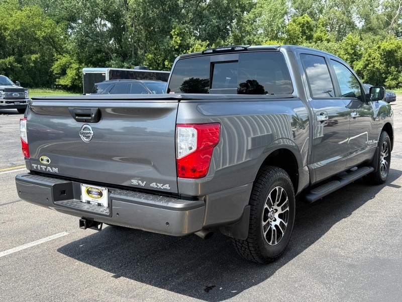 Nissan Titan Vehicle Full-screen Gallery Image 6