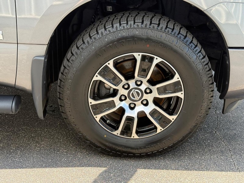 Nissan Titan Vehicle Full-screen Gallery Image 7