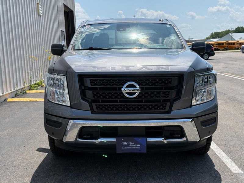 Nissan Titan Vehicle Full-screen Gallery Image 8