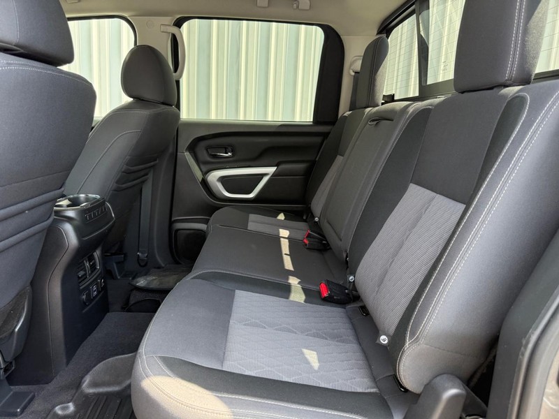 Nissan Titan Vehicle Full-screen Gallery Image 9
