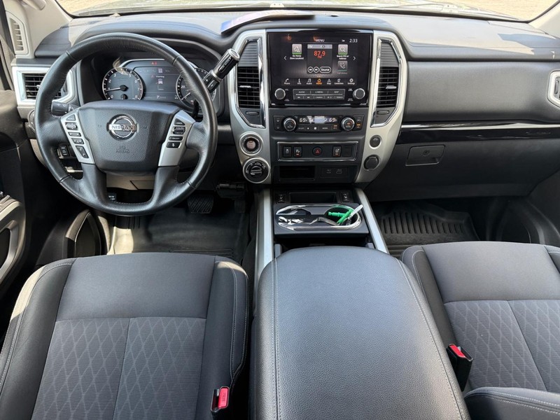 Nissan Titan Vehicle Full-screen Gallery Image 10