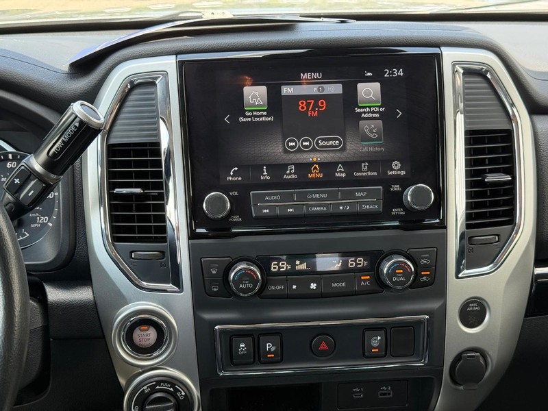 Nissan Titan Vehicle Full-screen Gallery Image 11