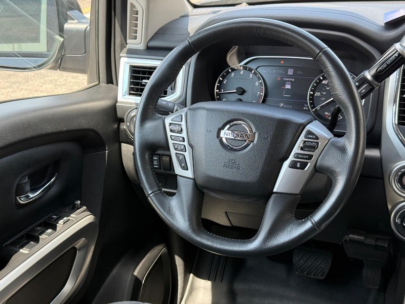 Nissan Titan Vehicle Full-screen Gallery Image 13