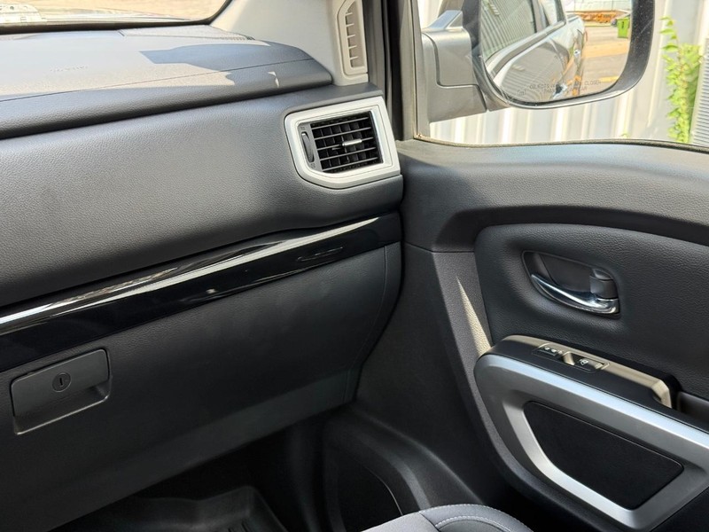 Nissan Titan Vehicle Full-screen Gallery Image 14