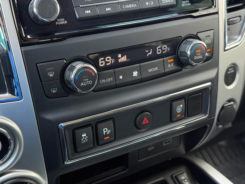 Nissan Titan Vehicle Full-screen Gallery Image 19