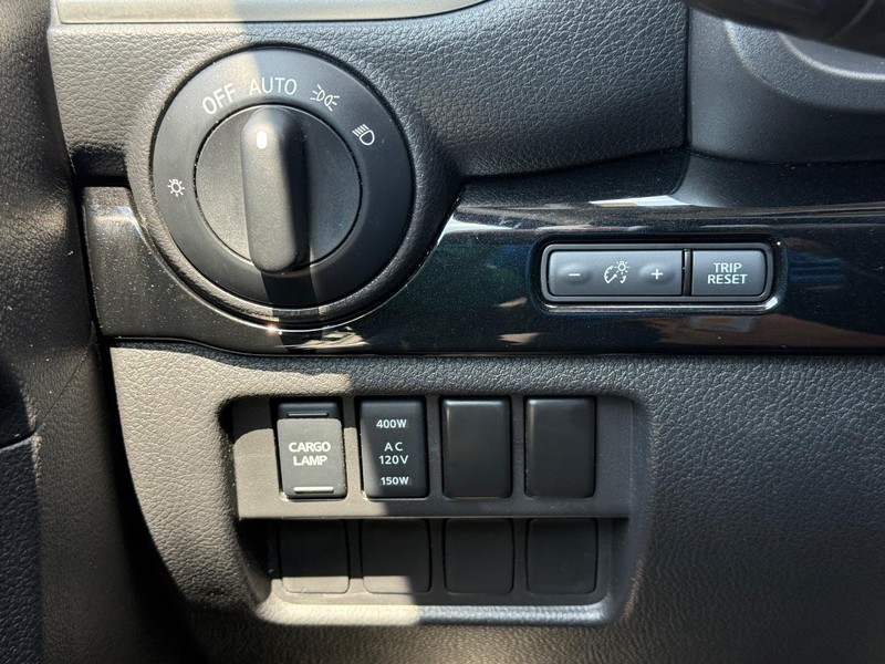 Nissan Titan Vehicle Full-screen Gallery Image 21