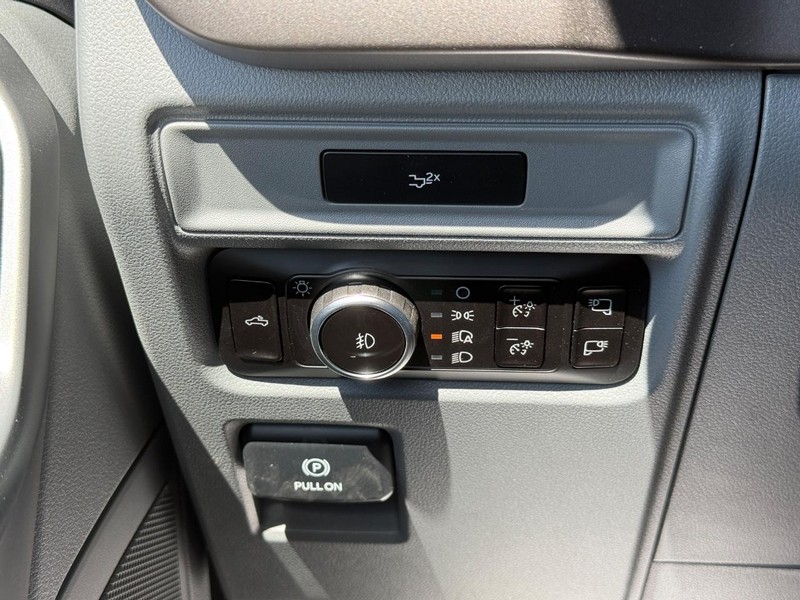 Ford F-150 Vehicle Full-screen Gallery Image 21