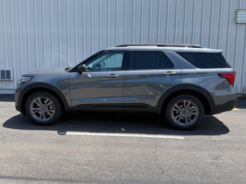 Ford Explorer Vehicle Full-screen Gallery Image 2