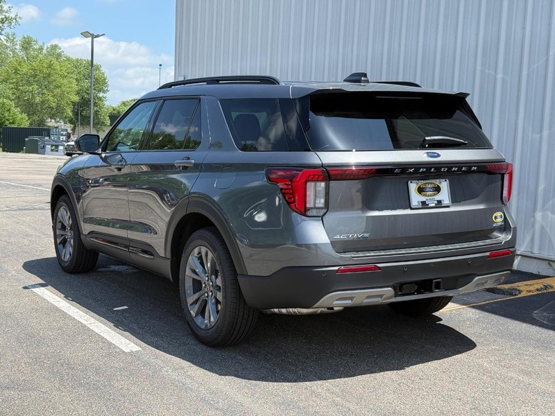 Ford Explorer Vehicle Full-screen Gallery Image 3