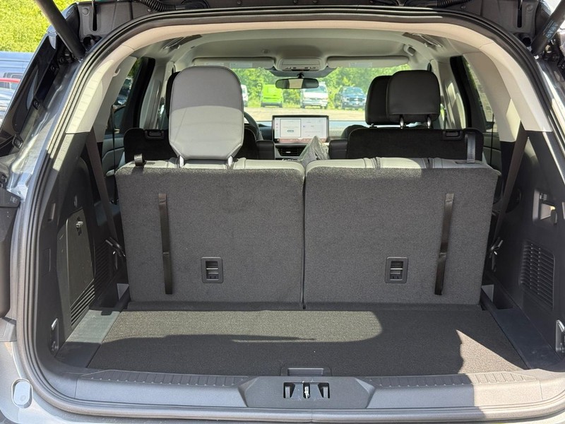 Ford Explorer Vehicle Full-screen Gallery Image 4