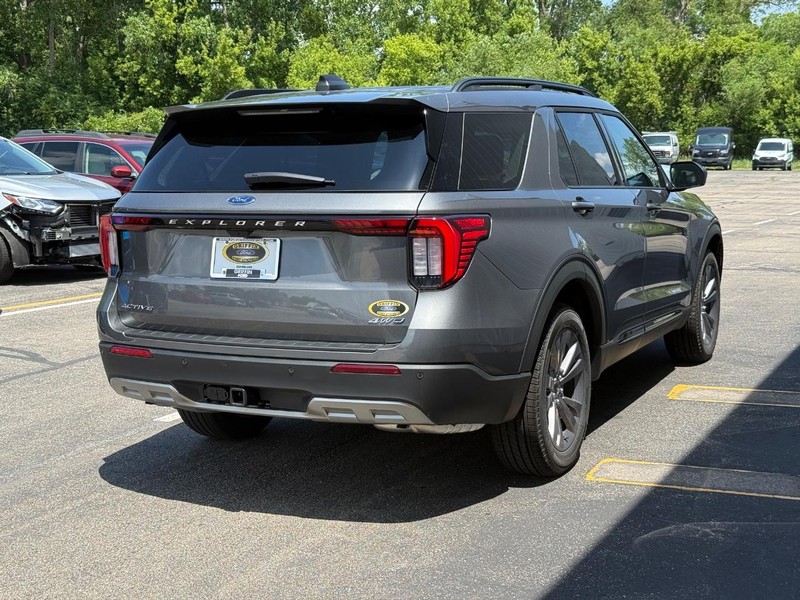Ford Explorer Vehicle Full-screen Gallery Image 5