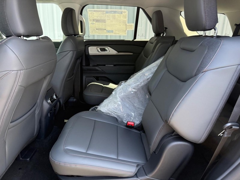 Ford Explorer Vehicle Full-screen Gallery Image 7