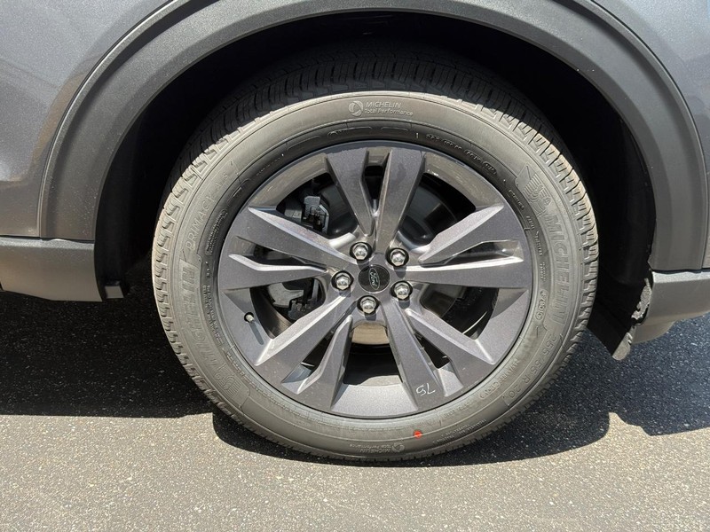 Ford Explorer Vehicle Full-screen Gallery Image 9
